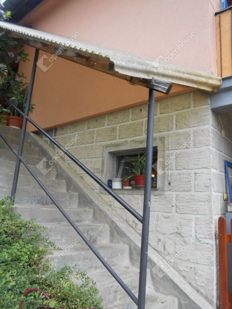 Lakhat� z�rtkerti ingatlan.