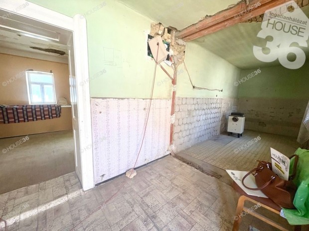 Lakitelek k�zpontj�ban csal�di h�z elad�!