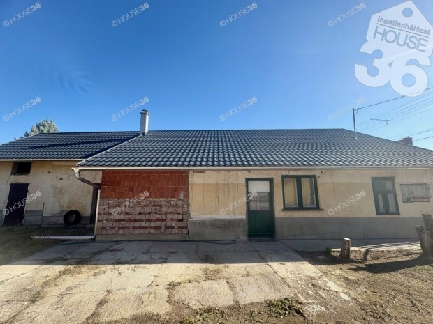 Lakitelek k�zpontj�ban csal�di h�z elad�!