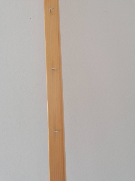 Lakkozott tartó léc