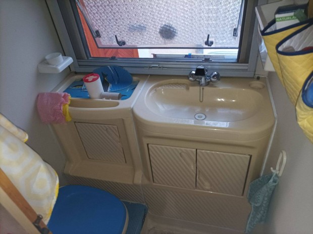 Lakóautó WC és mosdó