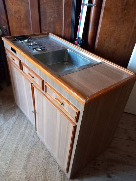 Lak�aut�, lak�kocsi konyhapult, h�tv�gi h�zba, ny�ri konyh�ba is remek