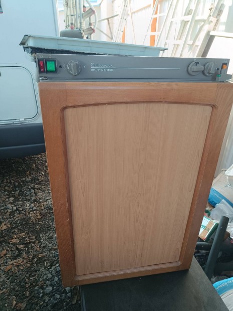 Lak�aut� h�t�szekr�ny le�razva !