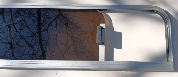 Lak�aut� oldals� ablak