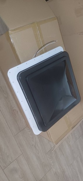 Lakóauto ventilátoros tetőablak