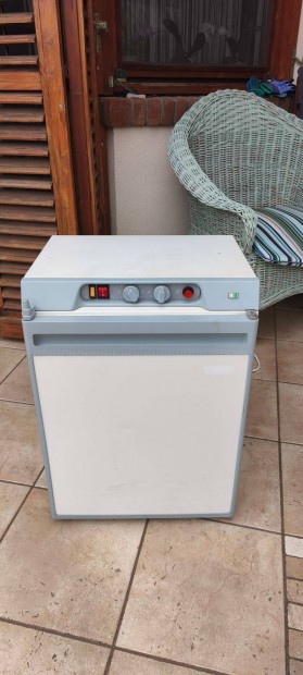 Lak�busz, lak�kocsi 3 �zem� (12V,230V,g�z) abszorci�s h�t� j� �llapot