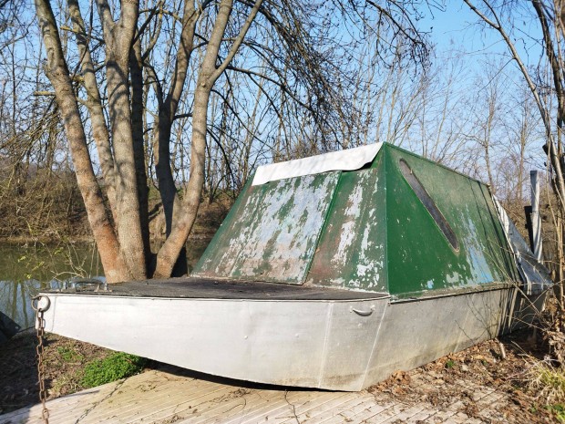 Lak�haj�, kabinos cs�nak elad�