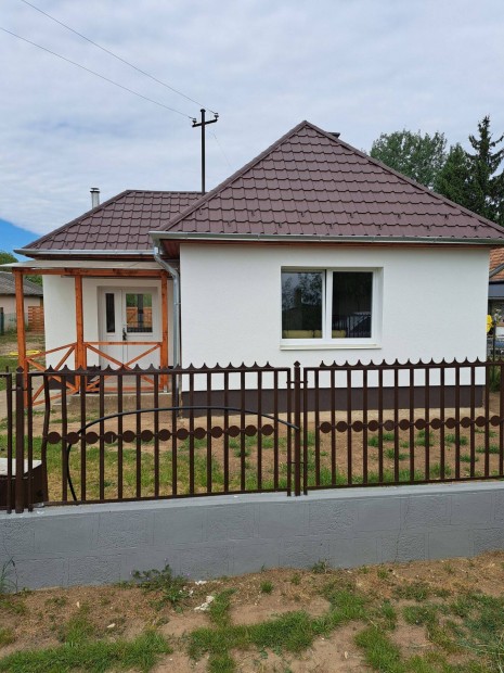 Lakoház, udvar Oroson