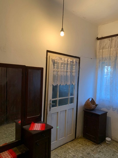 Lak�h�z �s udvar ak�c erd�vel. Aszfaltos �t mellett Cs�vharaszt