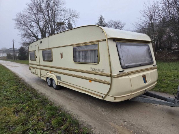 Lak�kocsi 2 �v n�met m�szakival, 5-6 szem�lyes, j� �llapot�