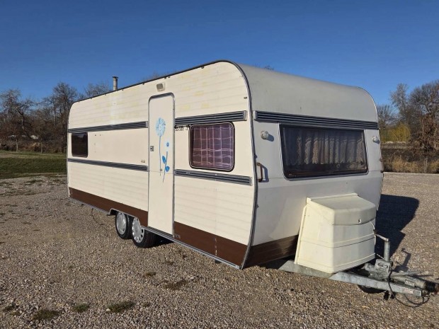 Lak�kocsi 4-5 szem�lyes, j� �llapot�, a sz�ll�t�s megoldhat�