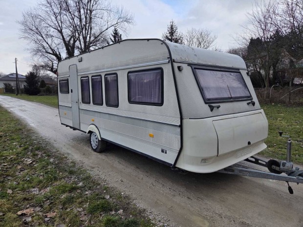 Lak�kocsi 4-5 szem�lyes, j� �llapot�, a sz�ll�t�s megoldhat�