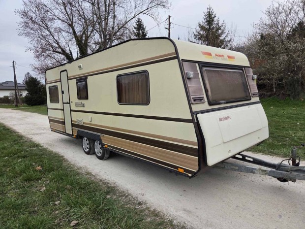 Lak�kocsi 4-5 szem�lyes, j� �llapot� telep�t�sre