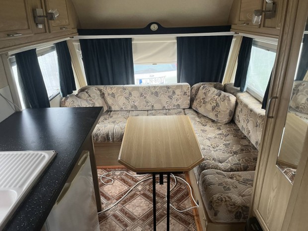 Lak�kocsi 4 f�s tusol�s wc-s