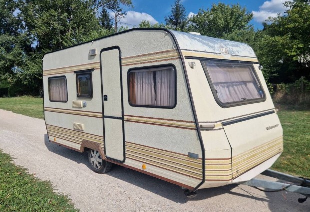 Lak�kocsi 4 szem�lyes, j� �llapot�, telep�t�sre