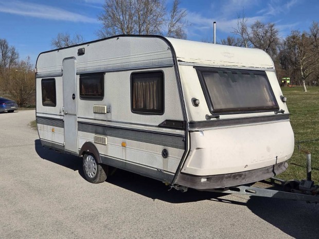 Lak�kocsi 4 szem�lyes j� �llapot� telep�t�sre, a sz�ll�t�s megoldhat�