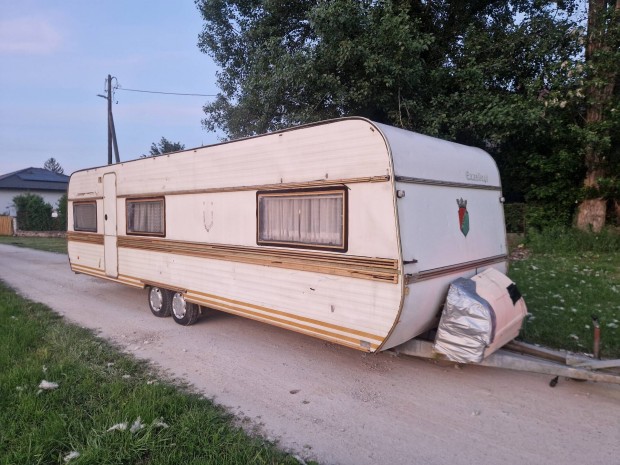 Lakókocsi 8 m x 2,5 m a szállításban tudok segíteni