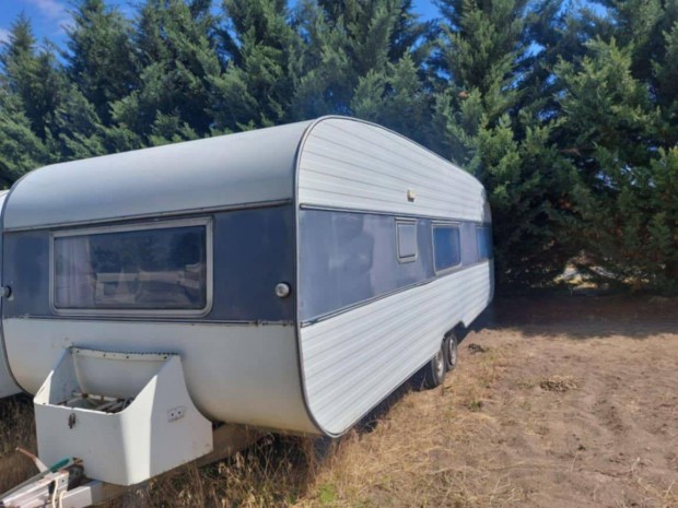 Lakkocsi Adria700 elad
