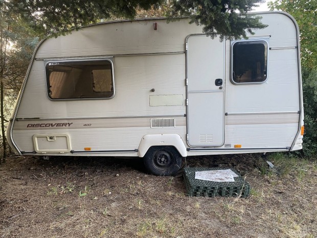 Lakkocsi Discovery 400
