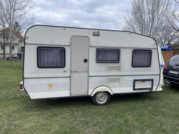 Lak�kocsi Hobby De Luxe 430-as elad�