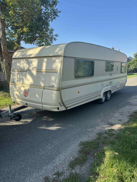 Lakkocsi Tabbert 650