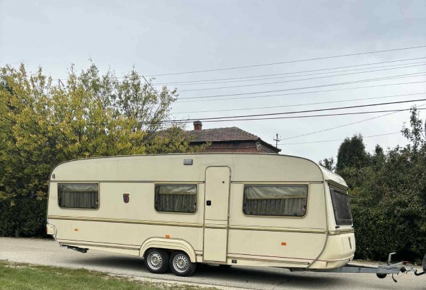 Lakkocsi Tabbert 670