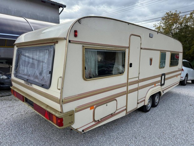 Lakókocsi Tabbert telepítésre,felső tetővel,hálózati víz+csat.bentvan!