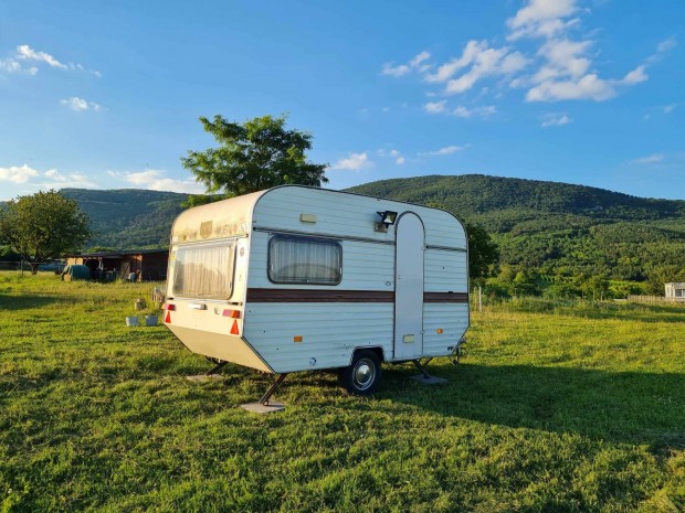 Lakkocsi  Elad Holland Bergland