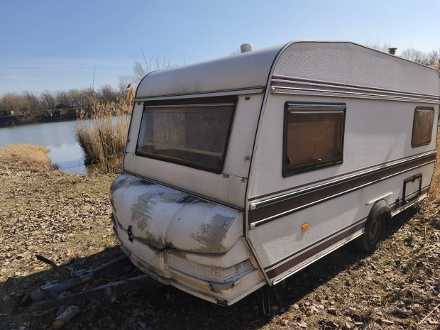 Lak�kocsi elad�!