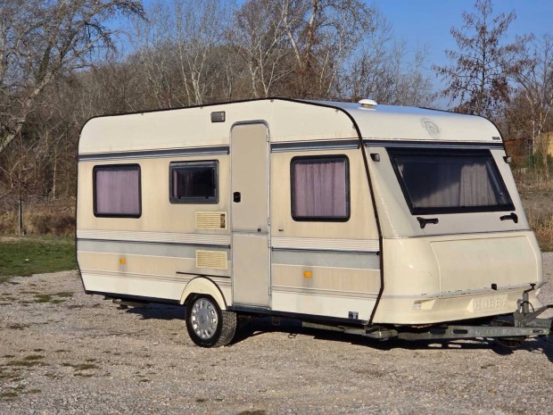 Lak�kocsi el�s�torral, 1100kg, sz�p feh�r b�torzattal, pap�rozhat�