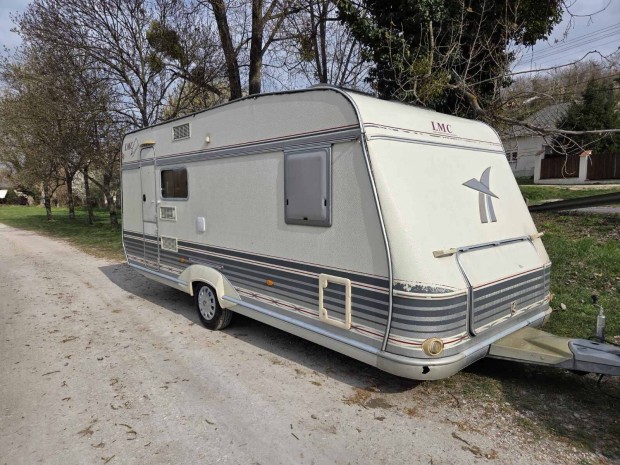 Lak�kocsi el�s�torral, 2001-es, 2 �v friss magyar m�szakival