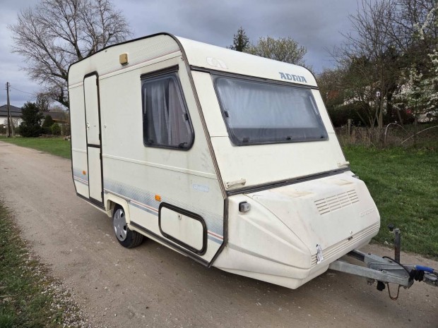 Lak�kocsi el�s�torral, kism�ret�, j� �llapot�, telep�t�sre