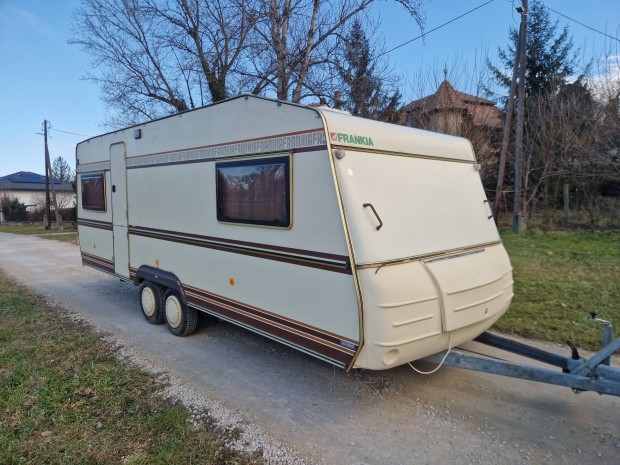 Lakkocsi gyri llapotban bezs s szagmentes a szllts megoldhat