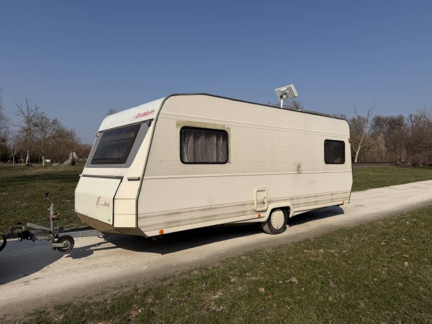 Lak�kocsi j� �llapot�, 4-5 szem�lyes, a sz�ll�t�s megoldhat�