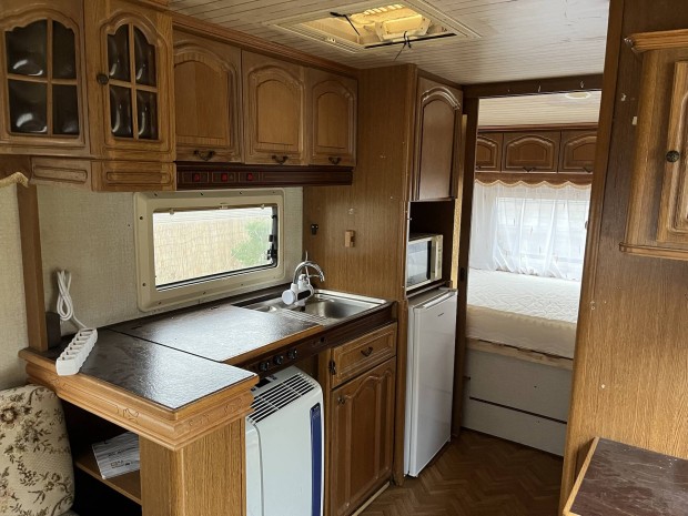 Lakkocsi lakhatsra felszerelt