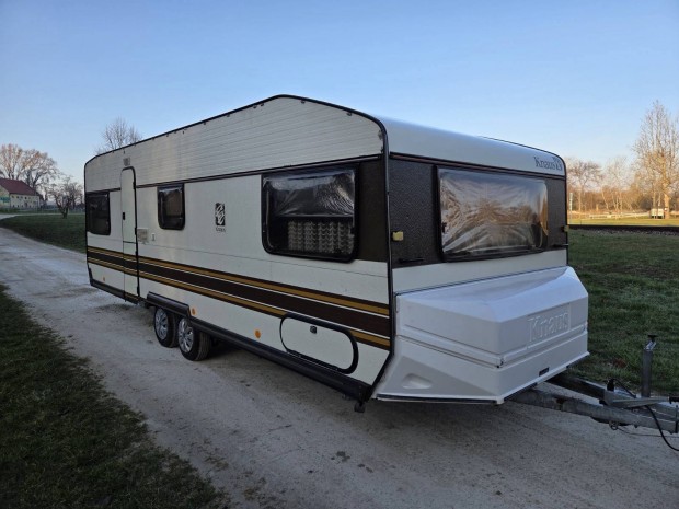 Lak�kocsi nagyon sz�p gy�ri �llapot, 5-6 szem�lyes, pap�rozhat�