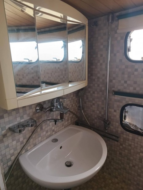 Lak�kocsi telep�t�sre 7,5m