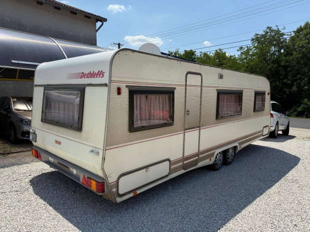 Lakókocsi telepítésre Dethleffs 7.20x2.50-es,5 fekhely,fürdő,előtető!!