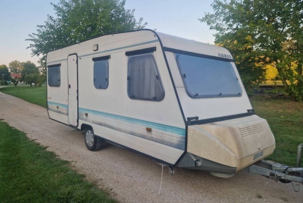 Lak�kocsi tet�s�torral, el�s�torral telep�t�sre