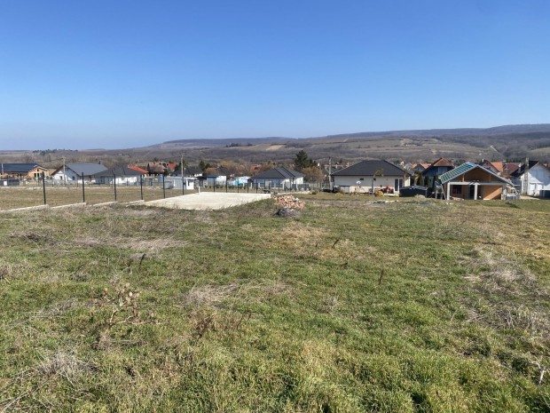 Lakvezeti telek tjpanormval elad