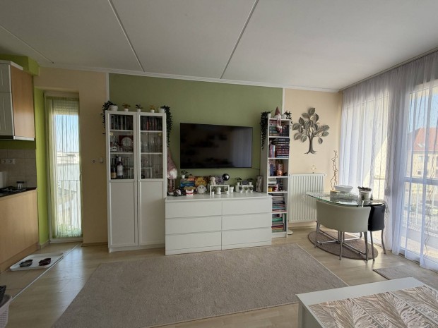 Lak�parki napf�nyes garzonlak�s