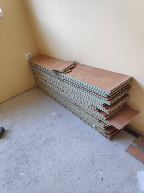Laminált parketta 13 m2 8mm-es újszerű