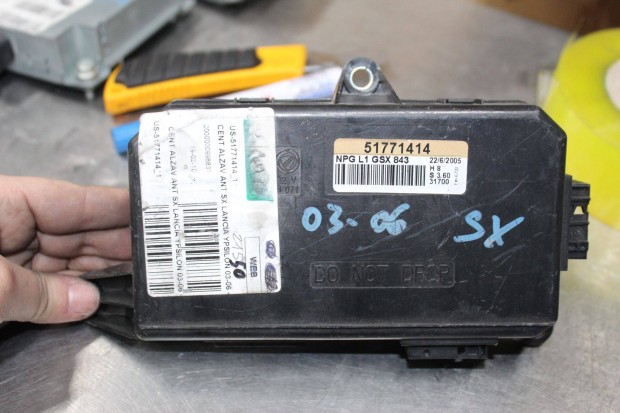 Lancia Ypsilon 2003-2006 bal első ajtóvezérlő 51771414