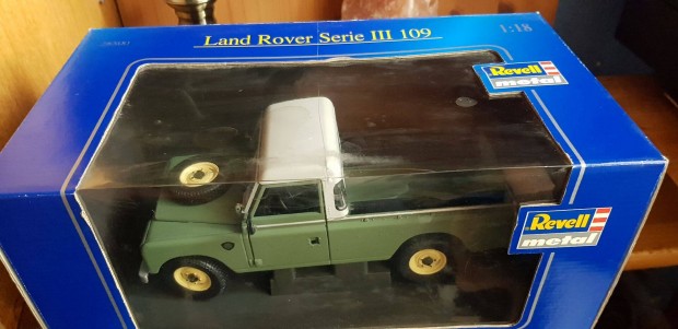 Land Rover III. 109 1:18 Revell