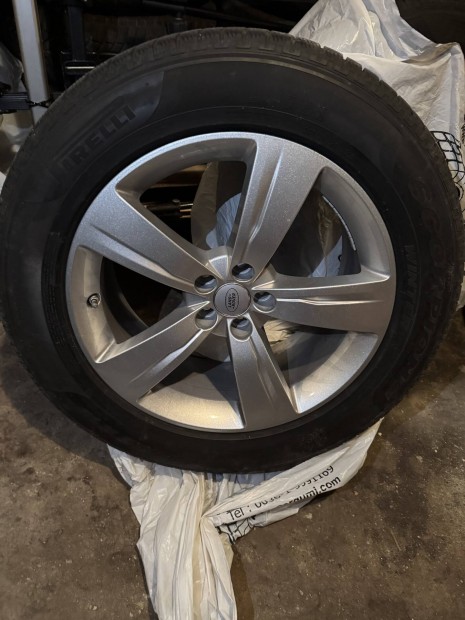 Land rover Velar makulátlan alufelni jó téli gumikkal.