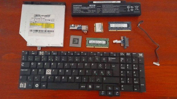 Laptop alkatrsz csomag bontsbl egy csomagban keyboard chip ram stb