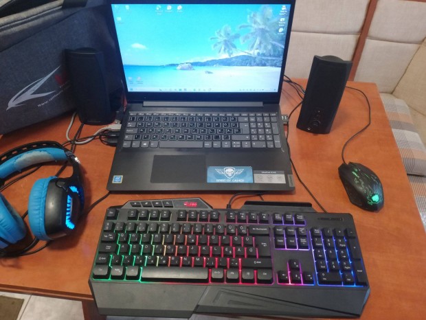 Laptop szett táskával ,pluszz billentyüzettel,plussz hangszórókkal ,eg