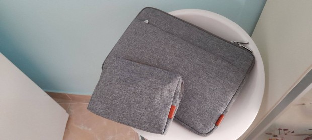 Laptoptok 30x21 cm a belső mérete-cipzáras kis tokkal