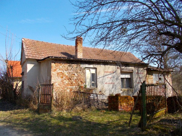 Lasztonya 1 szintes fel�j�tand� kis paraszth�z elad�