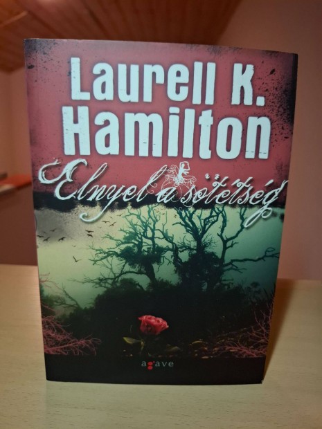 Laurell K. Hamilton: Elnyel a sttsg